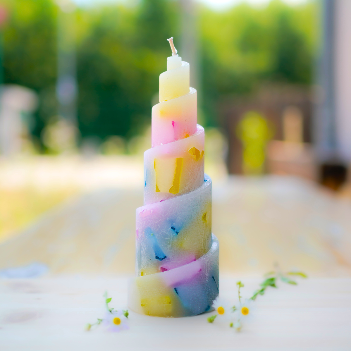 Spiralturm-Kerze Candy mit gedrehter Wachswürfel-Struktur