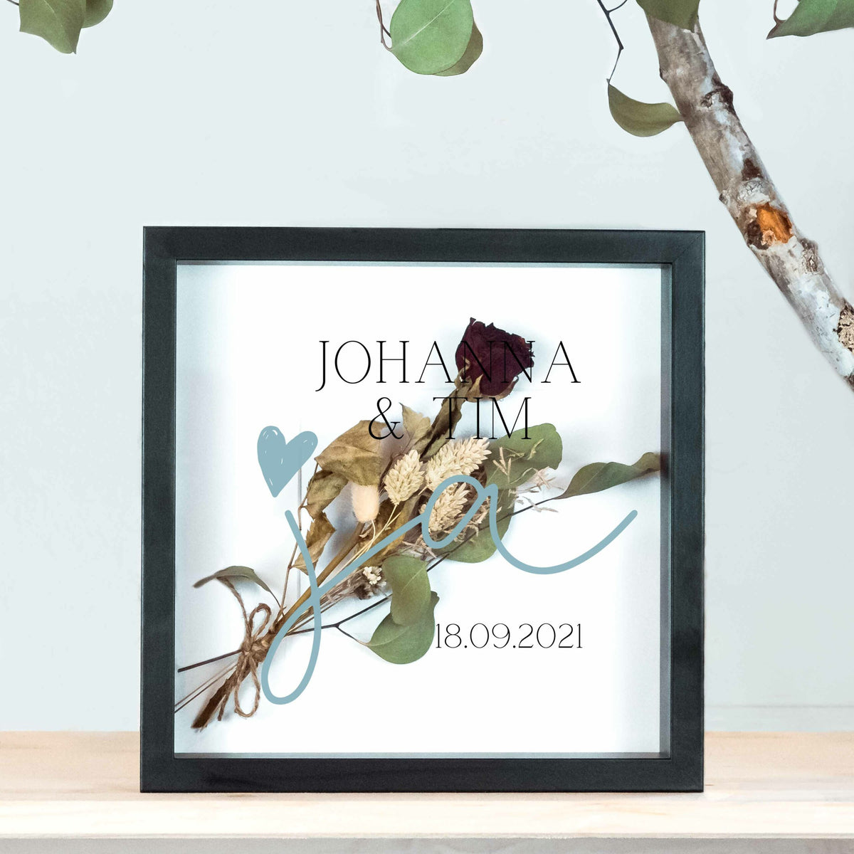 Kleiner schwarzer Brautstraußrahmen „Ja“ mit schwarzer Schrift und Trockenblumen