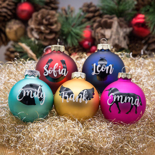 Personalisierte Weihnachtskugeln mit Namen in verschiedenen Farben
