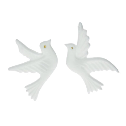 Wachstauben auf einer Hochzeitskerze angebracht