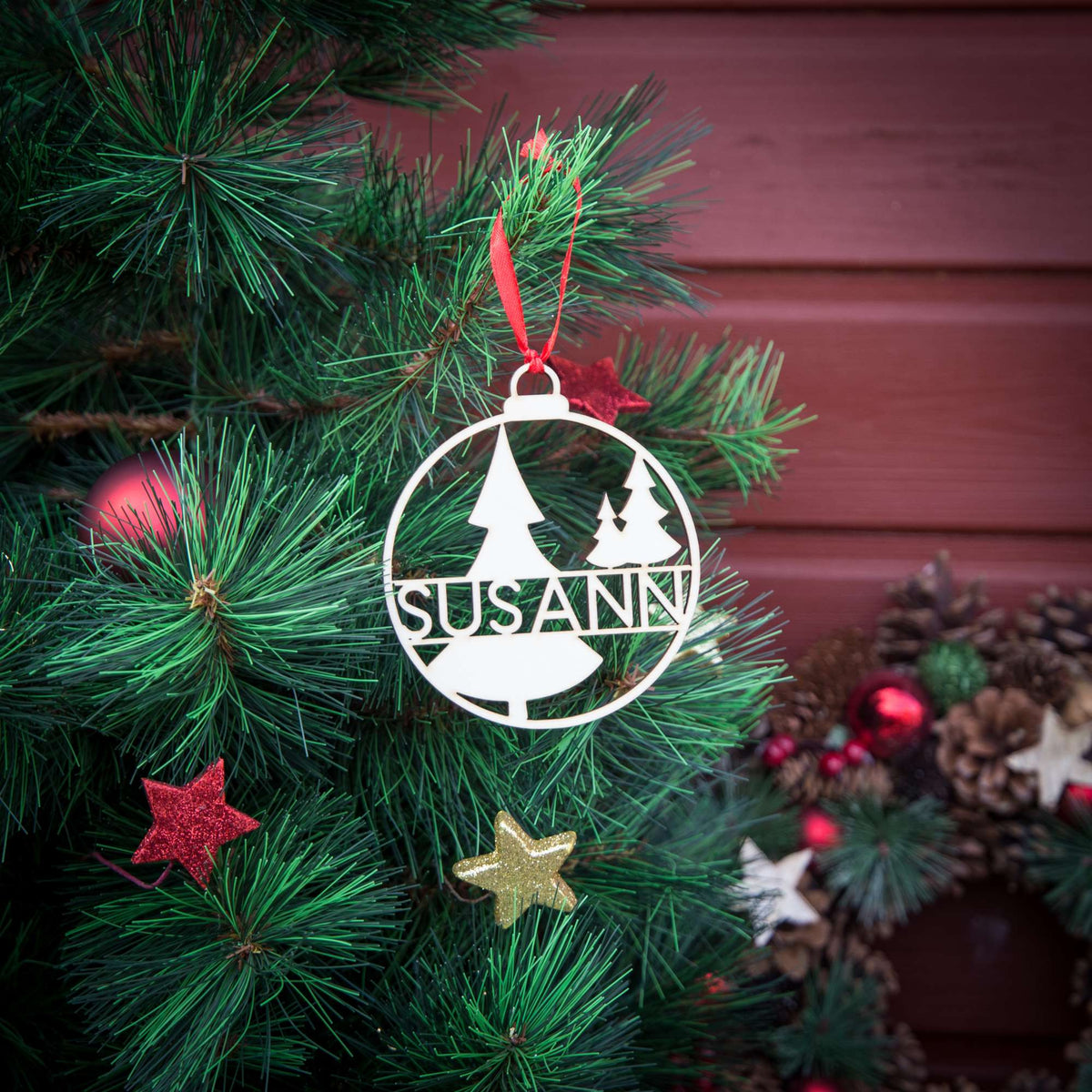Weihnachtskugel aus Holz personalisiert mit Namen "Tannenwald" ∅ 10 cm | Weihnachtsbaum Schmuck | Weihnachtsdeko | Christbaum
