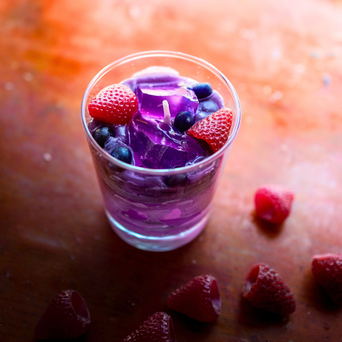 Fertige Kerzen mit Beeren aus Wachs, dekoriert im Cocktailglas