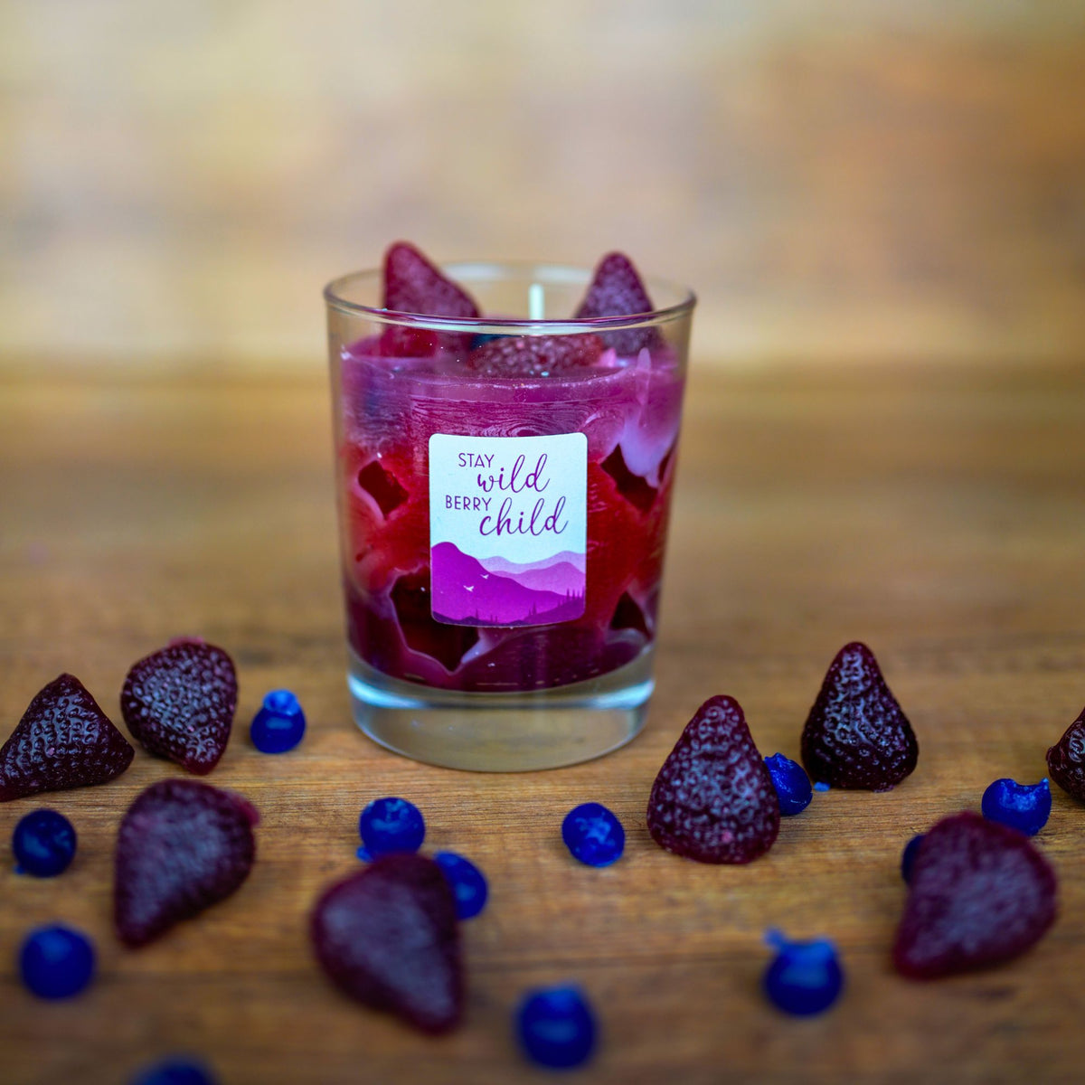Wildberry-Cocktailkerze mit blauen Wachsbeeren als Deko, Nahaufnahme