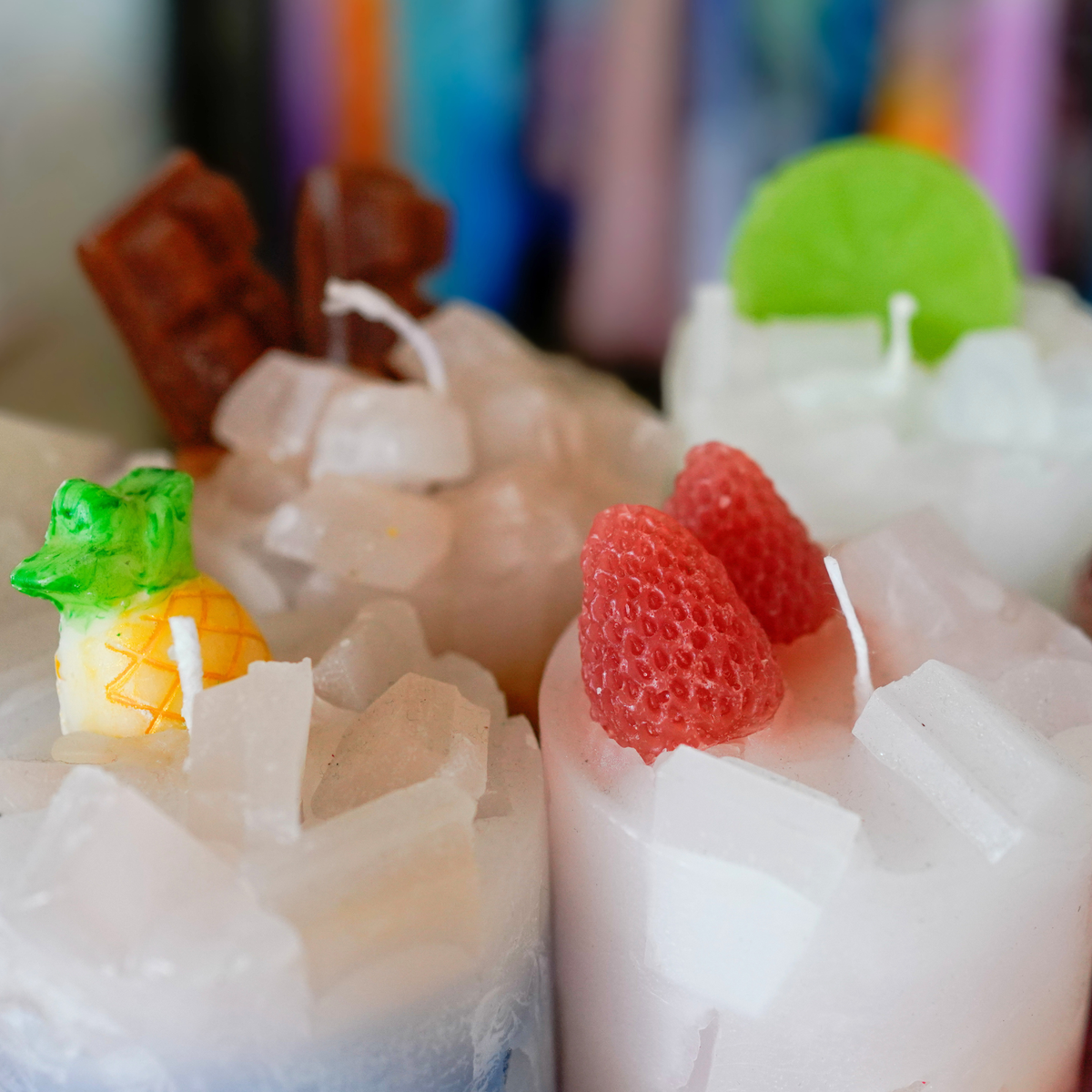 Cocktailkerze mit gegossener Wachserdbeere als Deko, Detailaufnahme
