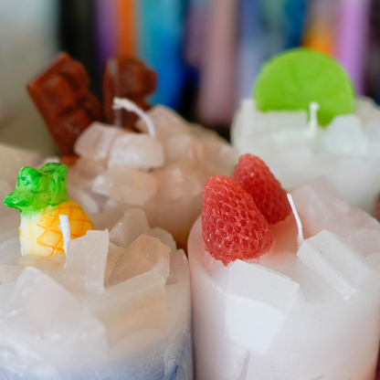 Cocktailkerze mit gegossener Wachserdbeere als Deko, Detailaufnahme