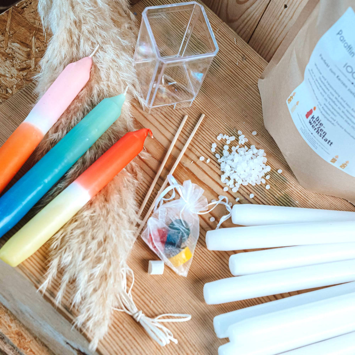 DIP DYE DIY Set: Kerzen bunt gestalten und gießen | Bastelset | Kerzen herstellen | Für 10 Tauch Kerzen und 1 gegossene Kerze