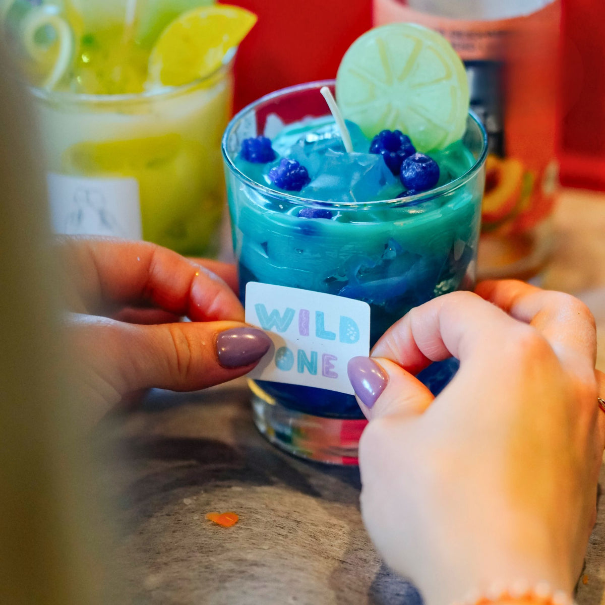 Selbstgemachte Cocktailkerzen mit Fruchtdeko als Party-Idee für Gruppen