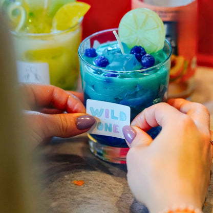 Selbstgemachte Cocktailkerzen mit Fruchtdeko als Party-Idee für Gruppen