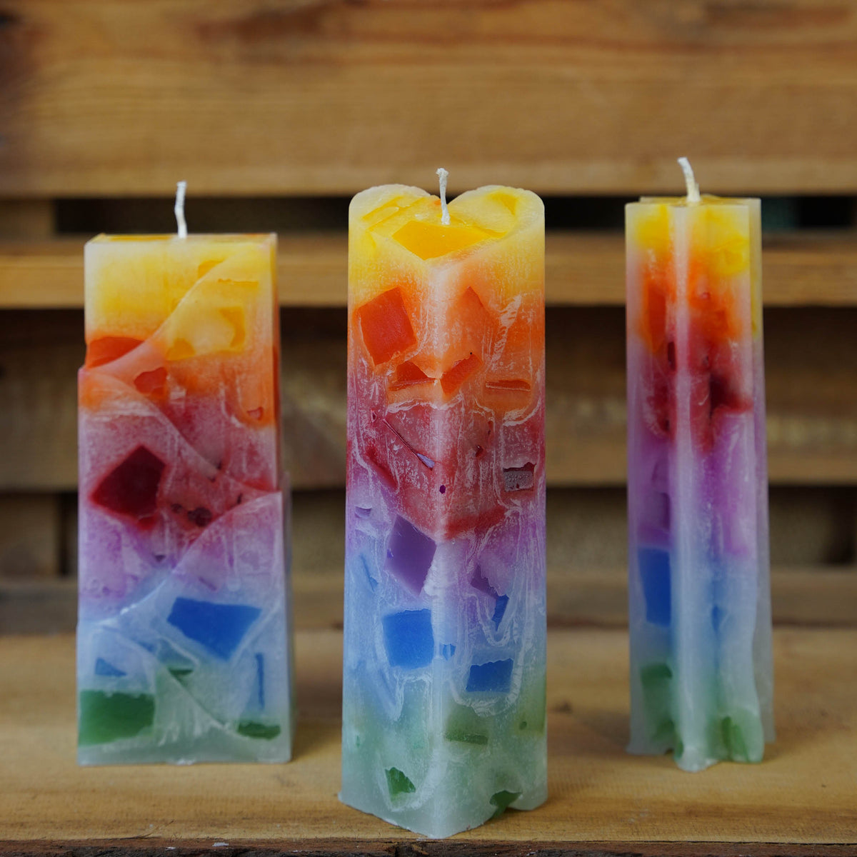 Regenbogenkerze in Herzform mit gelber Spitze