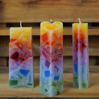 Regenbogenkerze in Herzform mit gelber Spitze