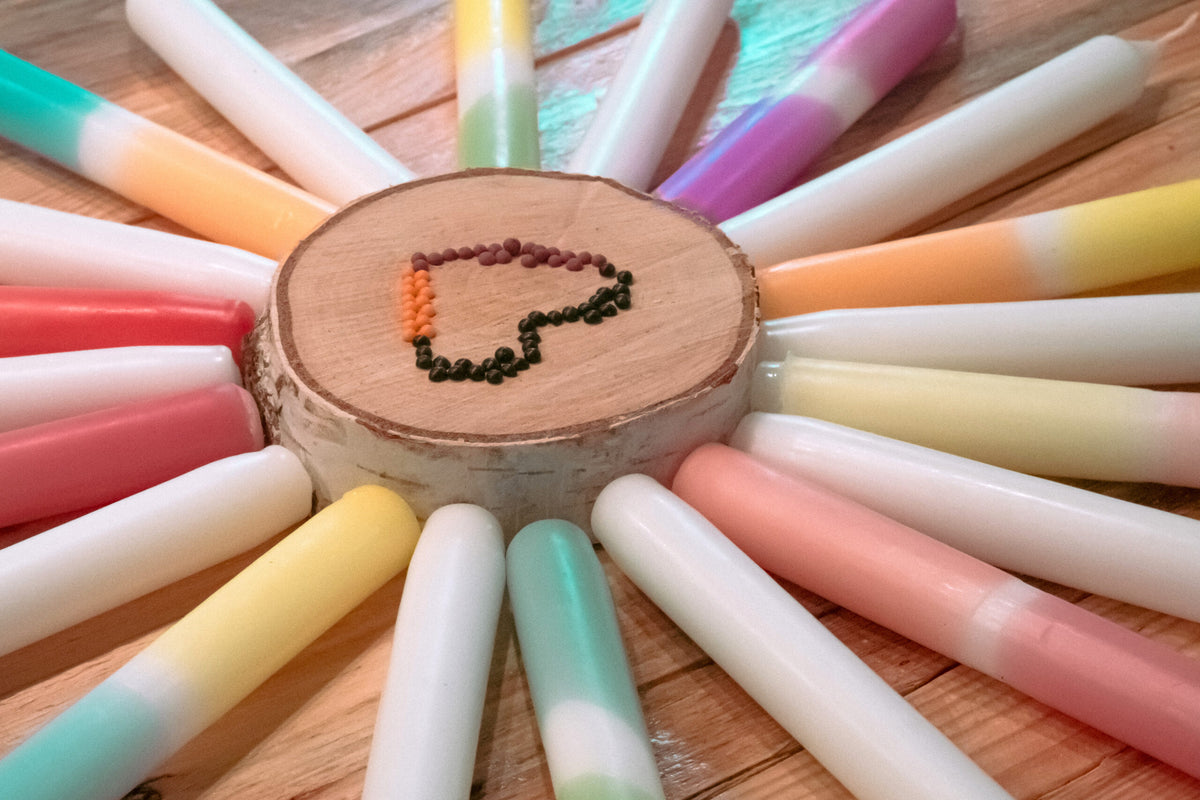 DIP DYE DIY Set: Kerzen bunt gestalten und gießen | Bastelset | Kerzen herstellen | Für 10 Tauch Kerzen und 1 gegossene Kerze