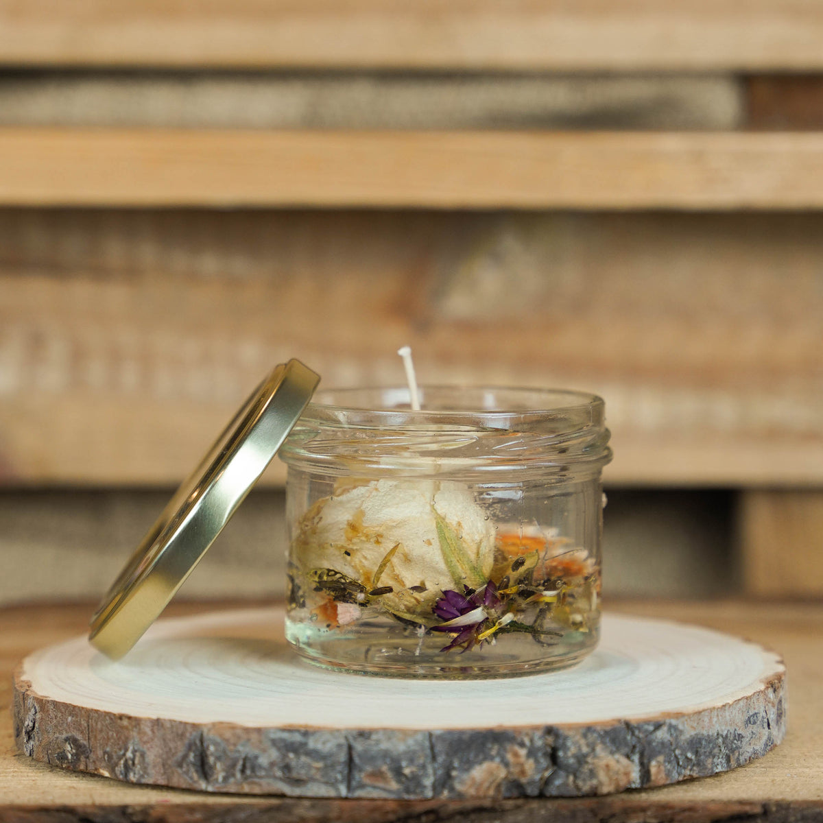 Boho-Gelkerze mit Blumen aus transparentem Kerzengel