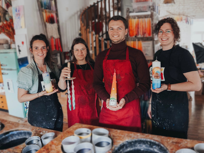 Das Team der Kerzenwerkstatt bei der Arbeit in der Dresdner Werkstatt