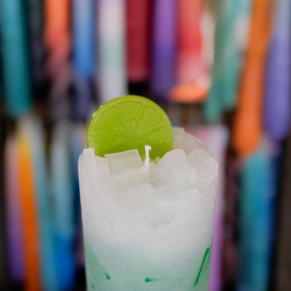 Margarita-Cocktailkerze mit gegossener Zitrusscheibe aus der Silikonform, Nahaufnahme