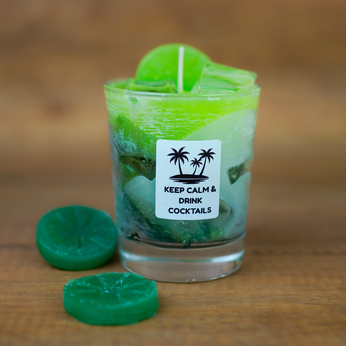 Grüne Mojito-Cocktailkerze mit Limettenscheibe aus der Zitrusform