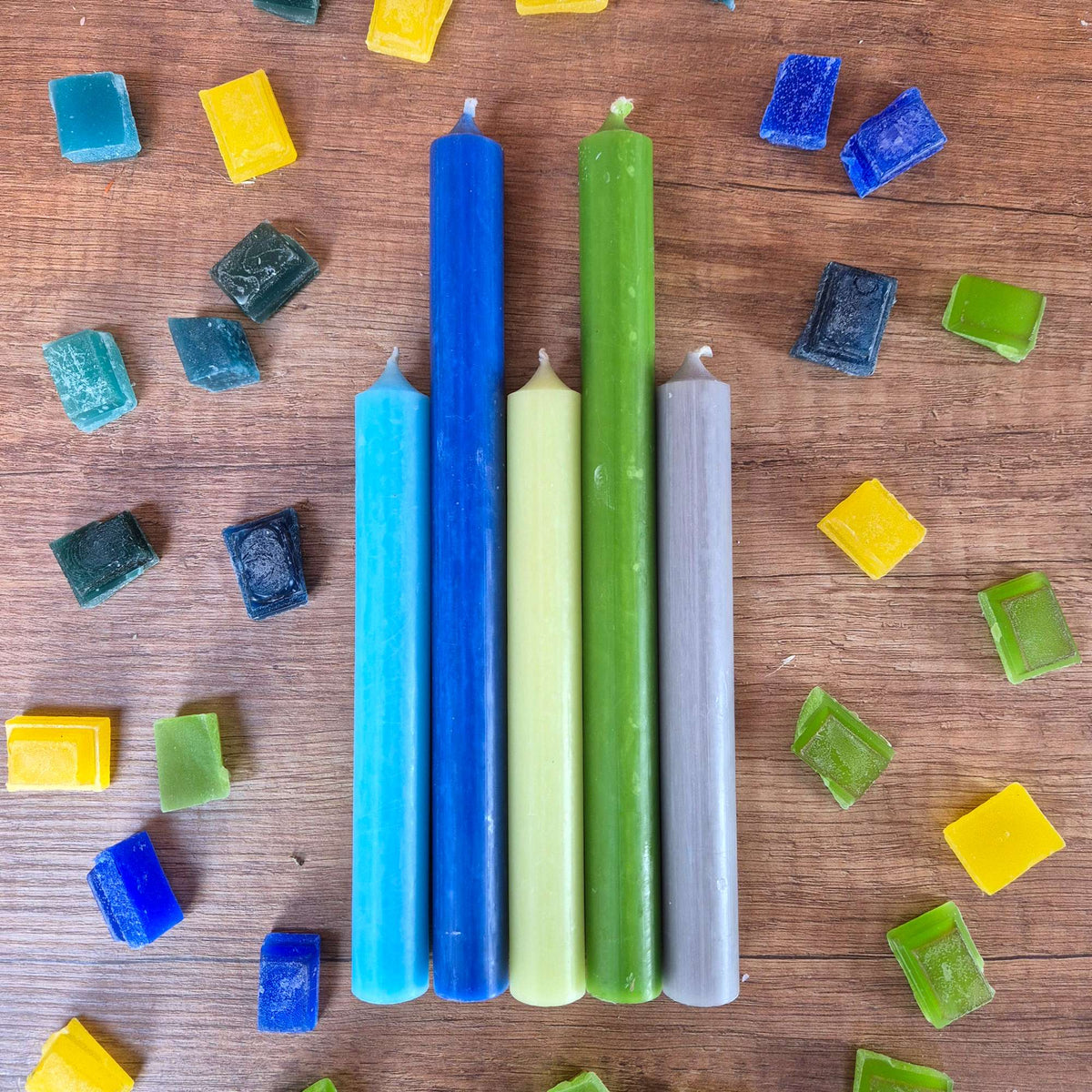 Stabkerzen-Set Ozean liegend: zwei hohe und drei klassische Kerzen in Blau, Grün und Grau