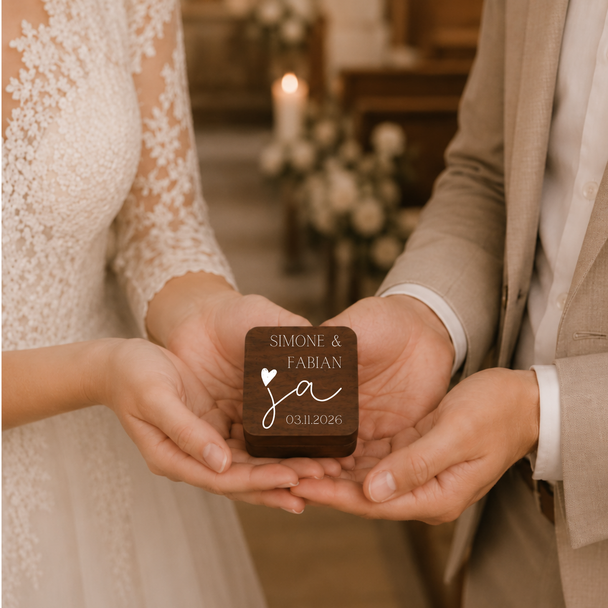 personalisierte Ringkiste Ja in Händen in Kirche