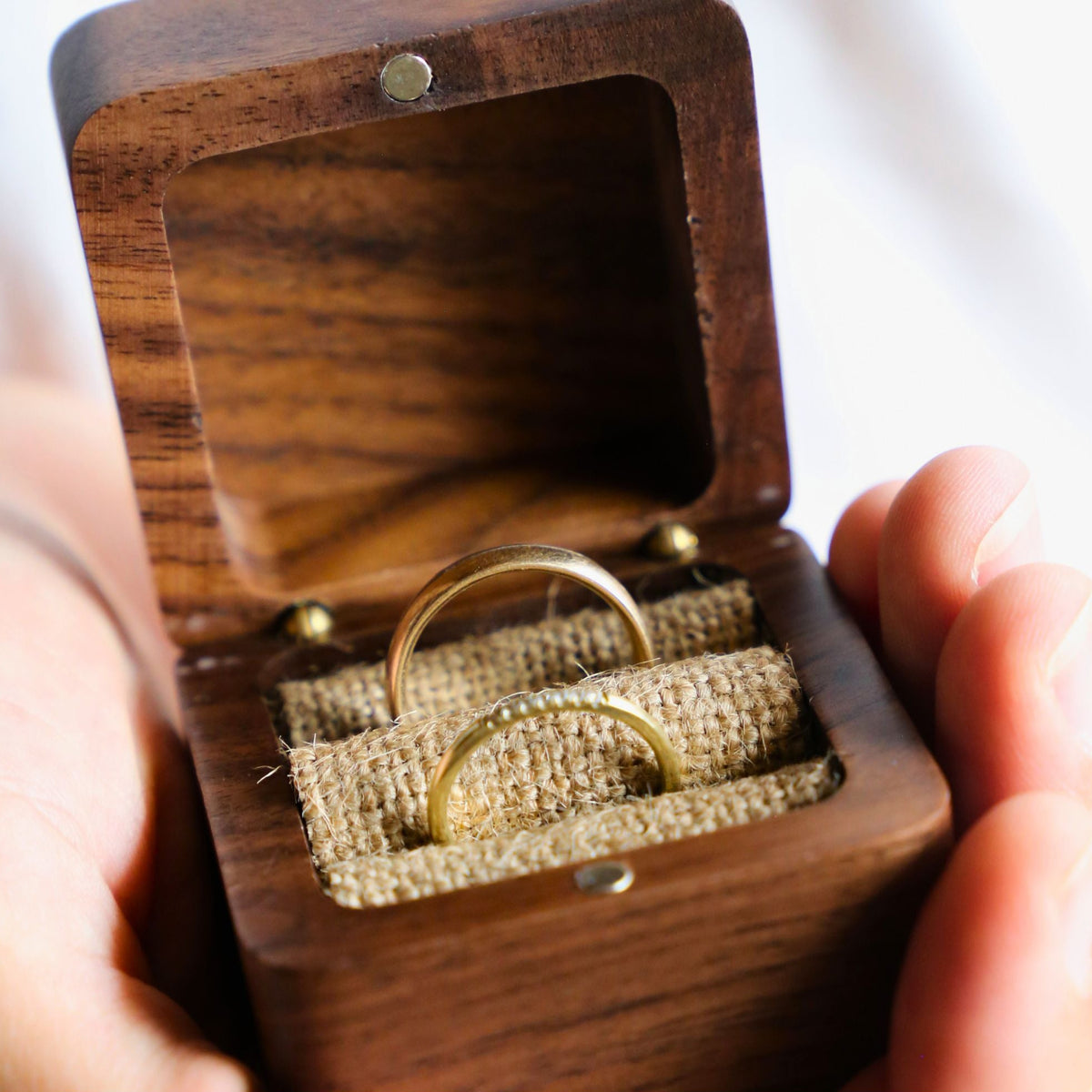 Ringkiste_in_der_Hand