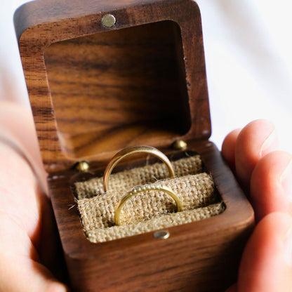 Ringkiste_in_der_Hand