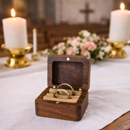 Personalisierte Ringkiste aus Holz in der Kirche – Ringschatulle bei der Trauung