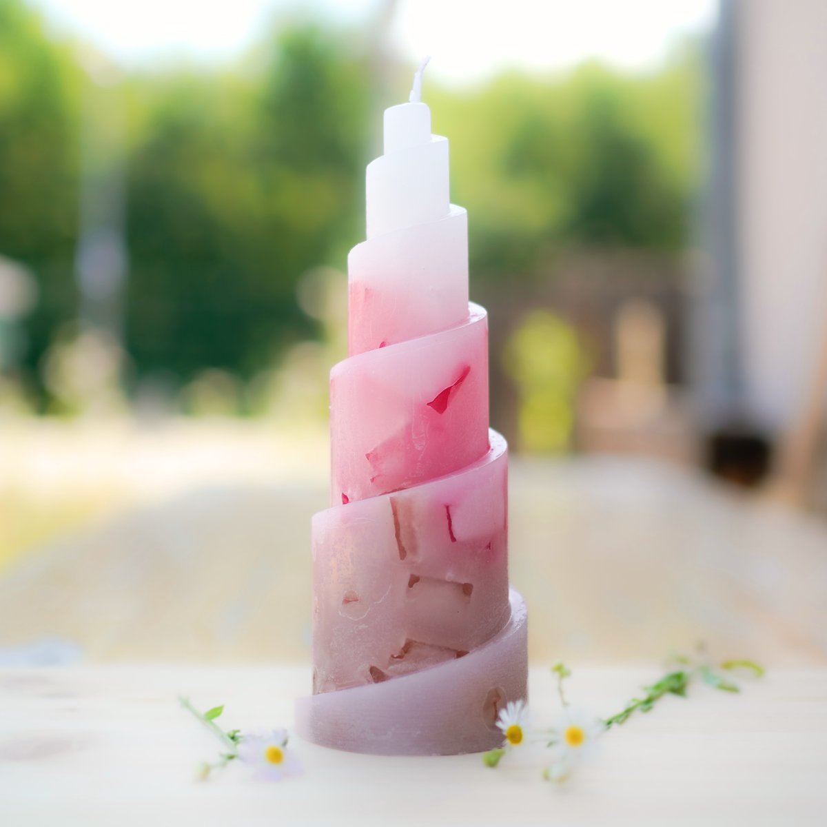 Spiralturm-Kerze Erdbeer-Schoko mit gedrehter Wachswürfel-Struktur