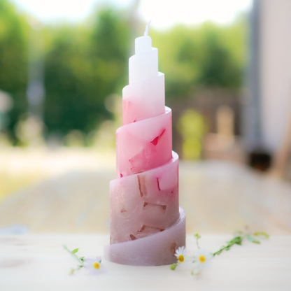 Spiralturm-Kerze Erdbeer-Schoko mit gedrehter Wachswürfel-Struktur