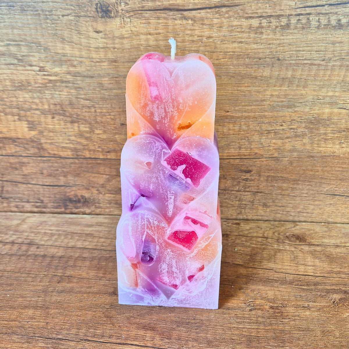Wachswürfelkerze Pink Power in 3-Herzen-Form mit rosa Wachsstruktur