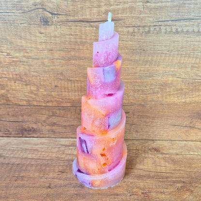 Spiralturm-Kerze Pink Power mit gedrehter Wachswürfel-Struktur