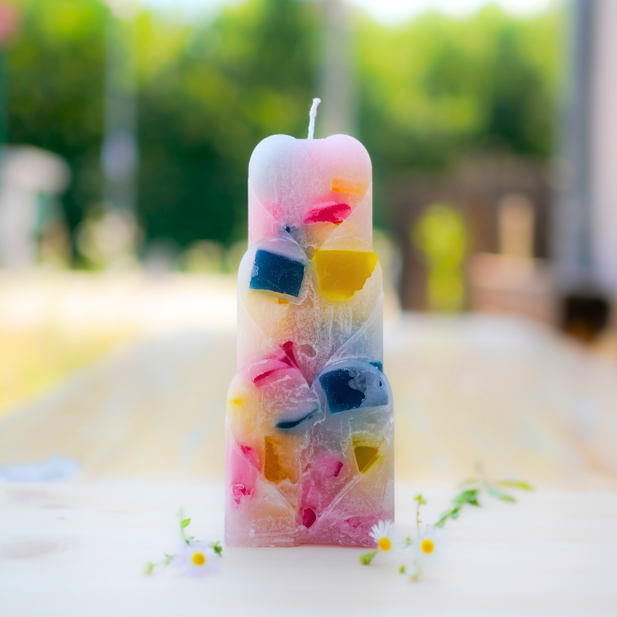 Wachswürfelkerze Candy in 3-Herzen-Form mit pastellfarbenen Würfeln
