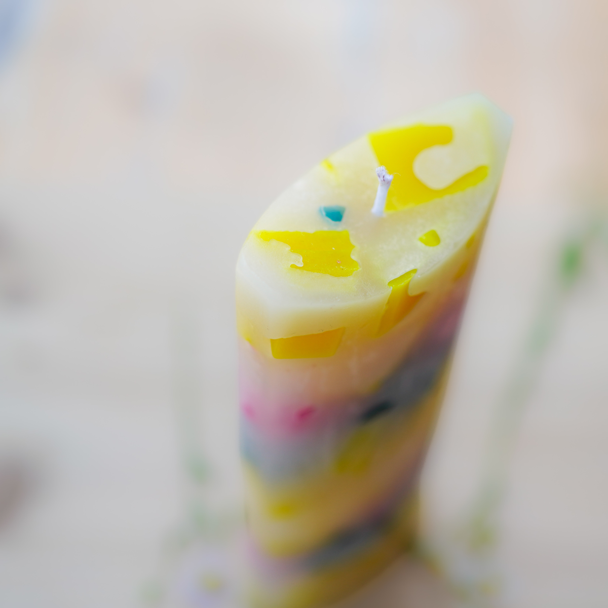 Nahaufnahme der ovalen Candy Kerze mit bunten Wachswürfeln
