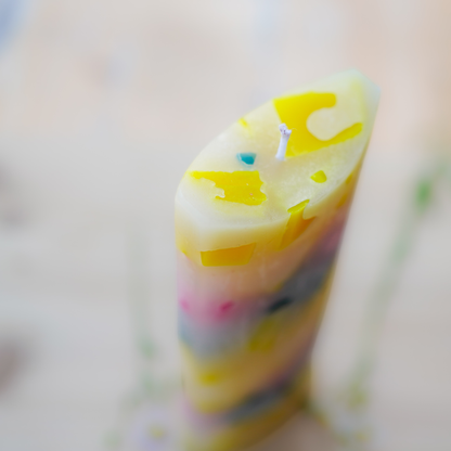 Nahaufnahme der ovalen Candy Kerze mit bunten Wachswürfeln