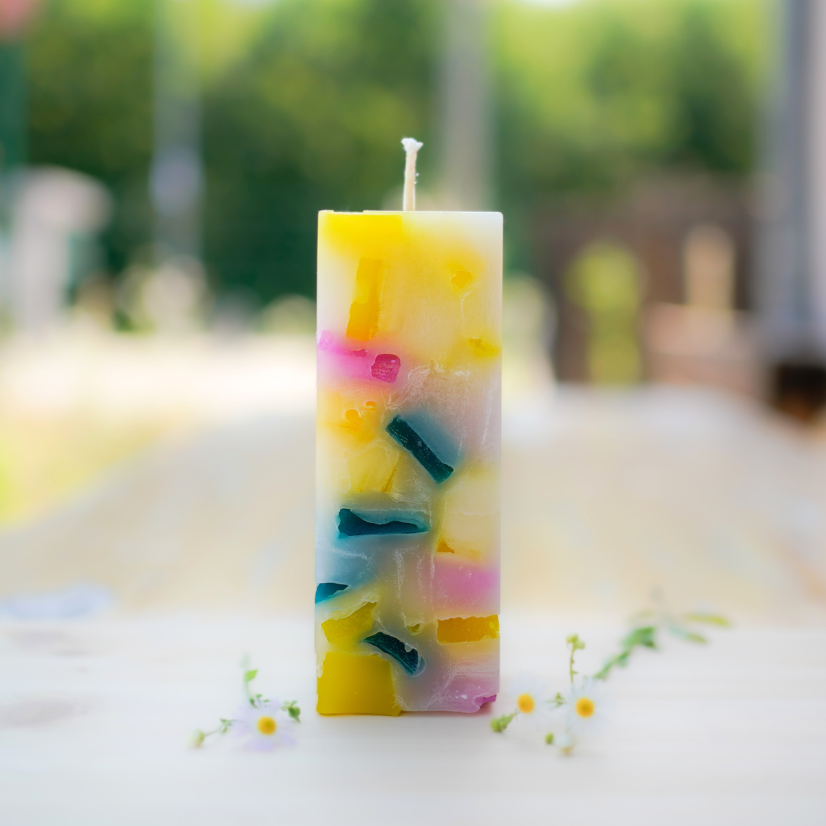 Quaderförmige Wachswürfelkerze Candy mit gelben und pinken Würfeln