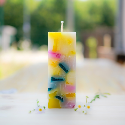 Quaderförmige Wachswürfelkerze Candy mit gelben und pinken Würfeln