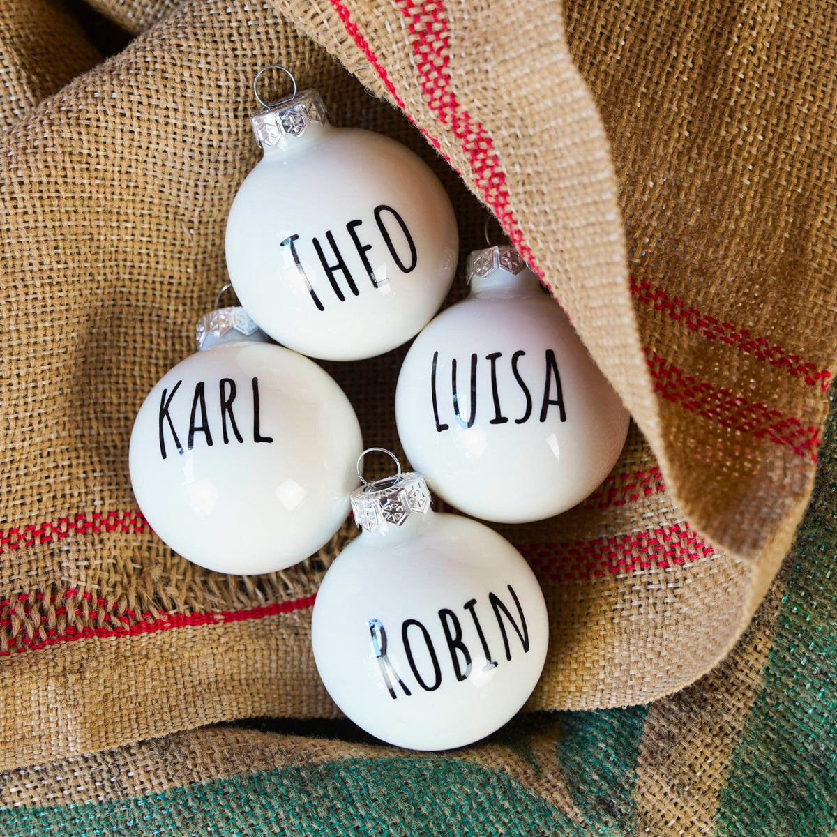 Personalisierte Weihnachtskugel mit Namen ∅ 6-8 cm | Schwarz Weiß |  Personalisiertes Geschenk | Weihnachtsbaum | Tannenbaumkugel |  Christbaumkugel