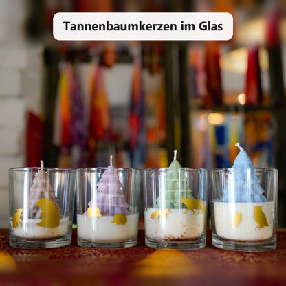 Vier selbst gegossene Tannenbaumkerzen aus Sojawachs im Glas mit goldenen Motiven – gestaltet mit dem DIY Adventskalender
