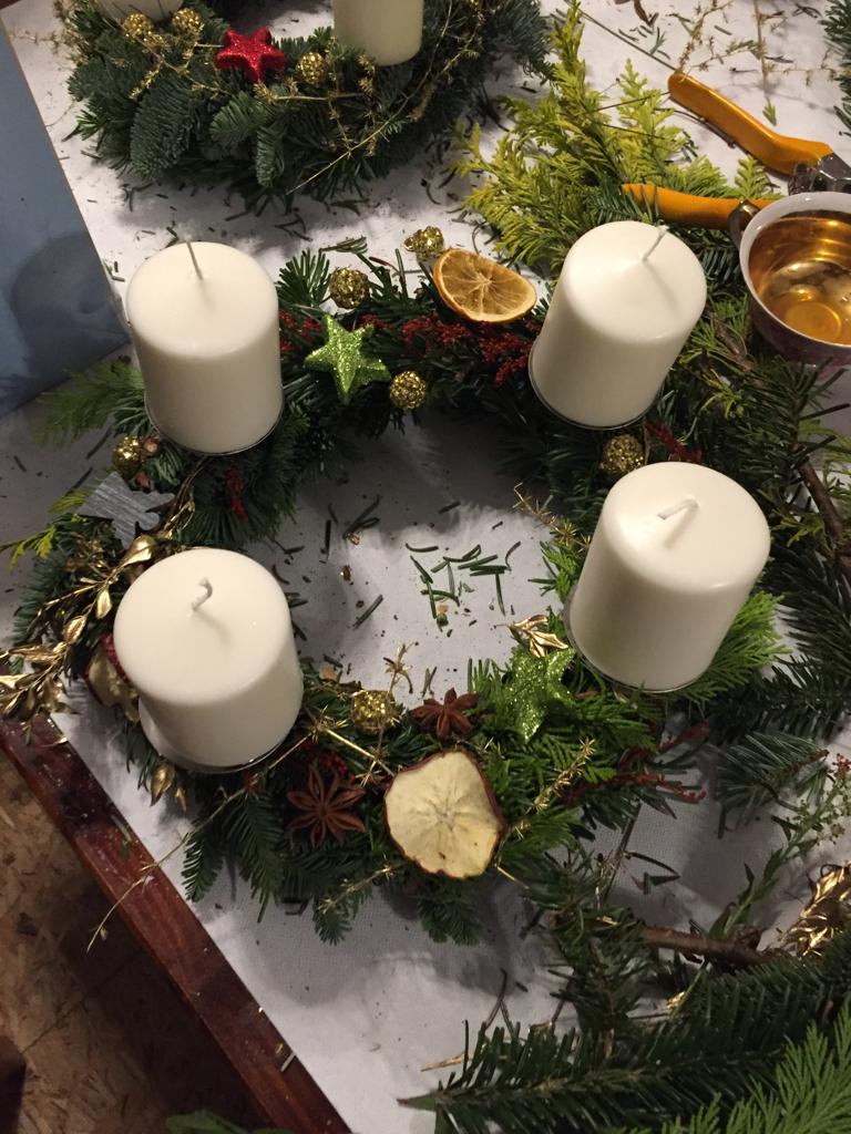 Fertiger selbst gebundener Adventskranz mit vier weißen Kerzen