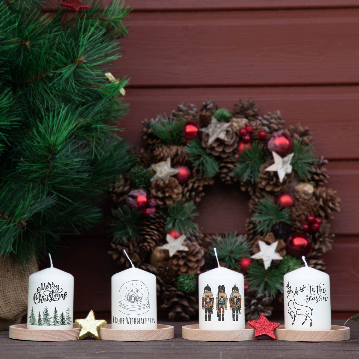 Adventskranzkerzen Skandi Weihnachten – 4er-Set mit Nussknacker, Rentier und Schneekugel