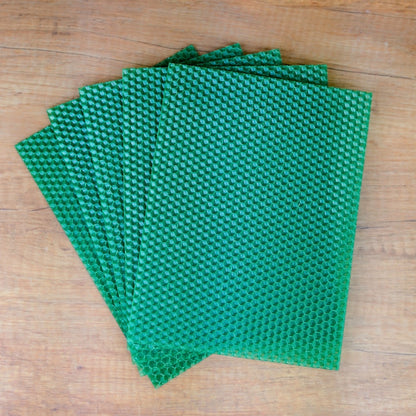 Grüne Bienenwachsplatten mit Wabenmuster im 5er-Pack, Draufsicht auf Holz
