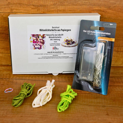 Set-Inhalt Variante Grün/Weiß: hellgrünes und weißes Papiergarn, Papierzwirn, Gummiband und batteriebetriebene LED-Kette