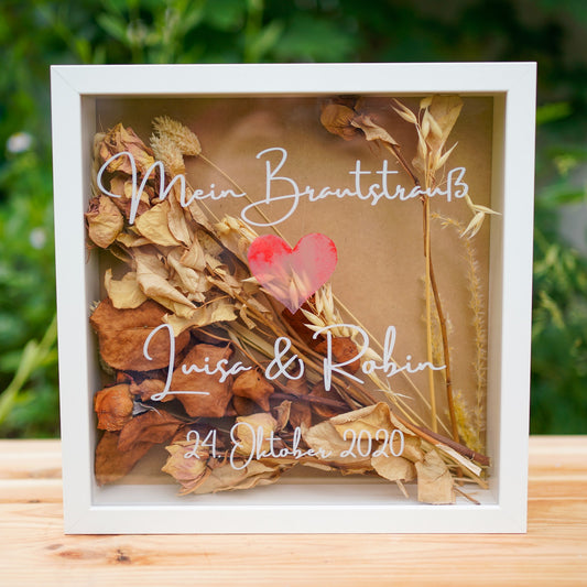 Weißer Brautstraußrahmen „Mein Brautstrauß“ mit Aquarell-Herz, Namen und Hochzeitsdatum, gefüllt mit Trockenblumen