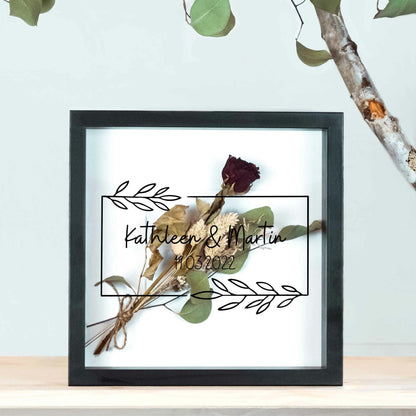 Kleiner schwarzer Brautstraußrahmen mit Blätterranke, schwarzer Schrift und Trockenblumen