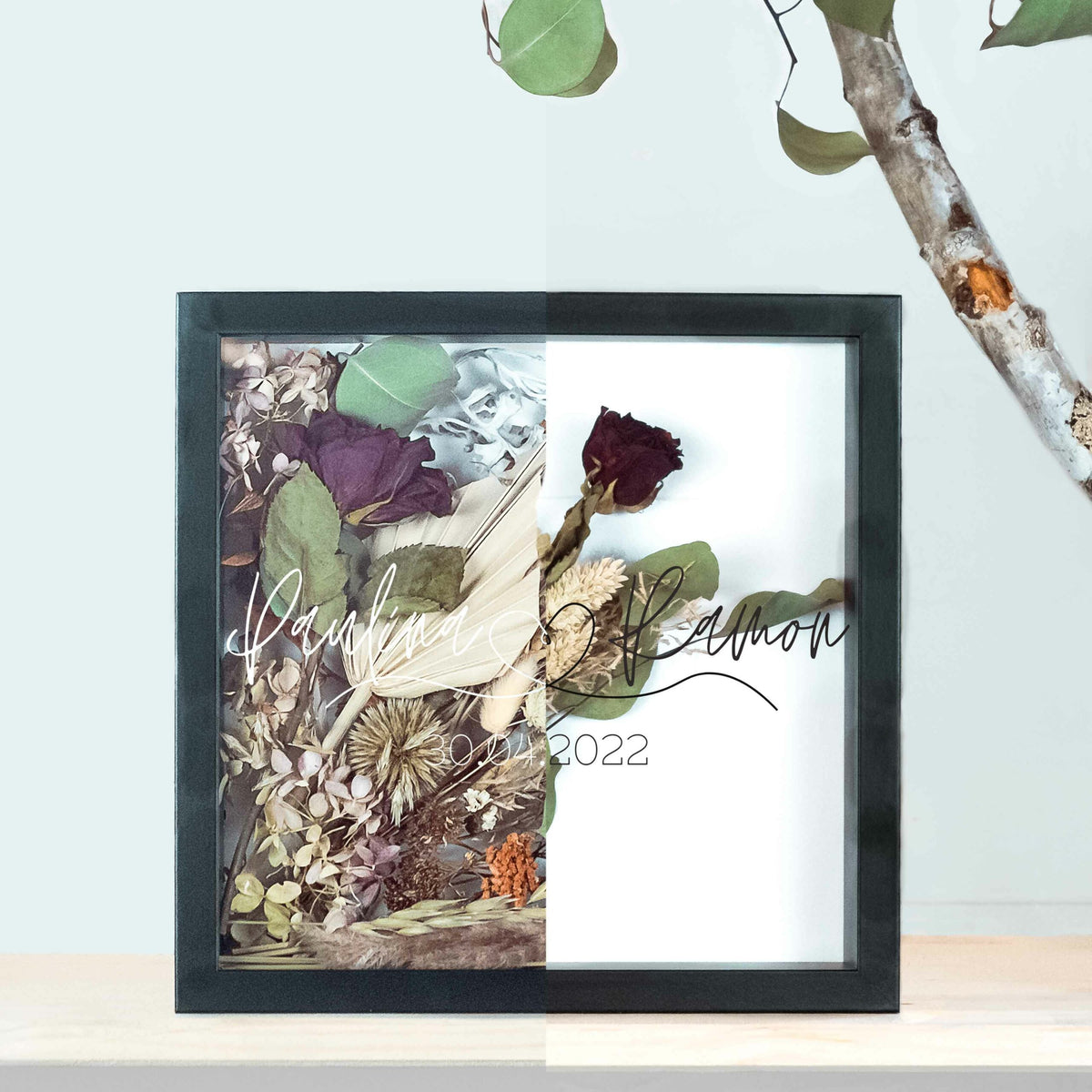 Kleiner schwarzer Brautstraußrahmen mit Handlettering, Vergleich mit und ohne Trockenblumen