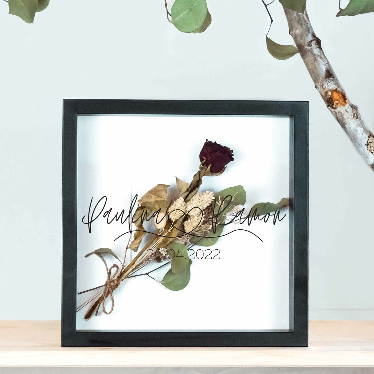Kleiner schwarzer Brautstraußrahmen mit Handlettering, schwarzer Schrift und Trockenblumen