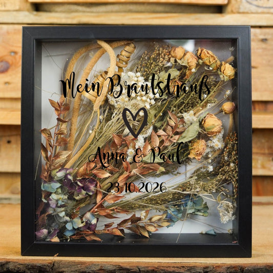 Schwarzer Brautstraußrahmen mit Herz, „Mein Brautstrauß“, Namen und Datum in schwarzer Schrift über Trockenblumen
