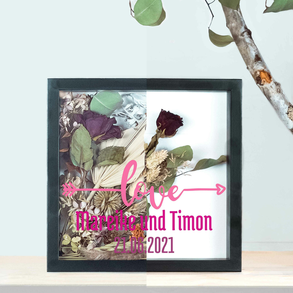 Kleiner schwarzer Brautstraußrahmen Love in Pink, Vergleich mit und ohne Trockenblumen