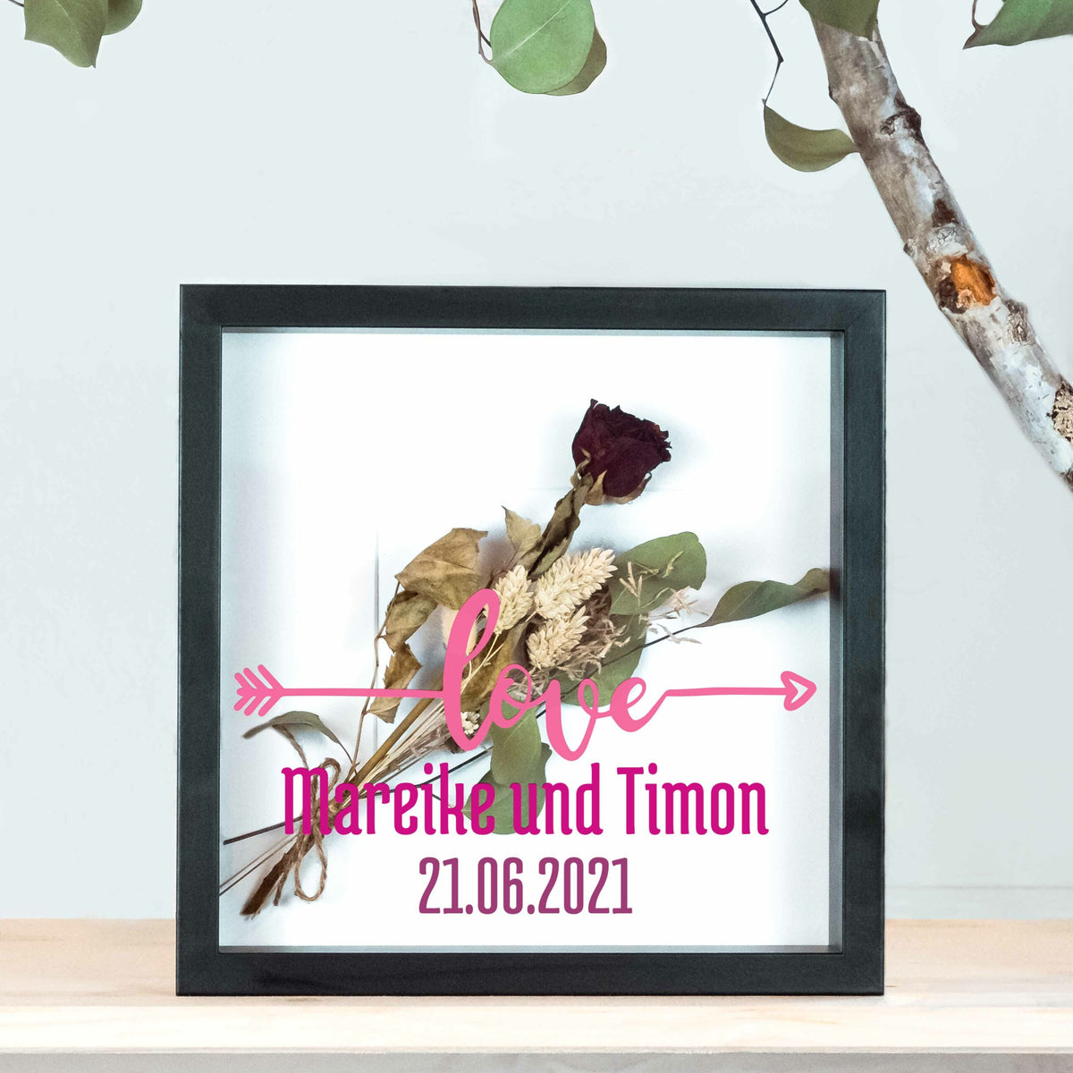 Kleiner schwarzer Brautstraußrahmen Love mit schwarzer Schrift und Trockenblumen
