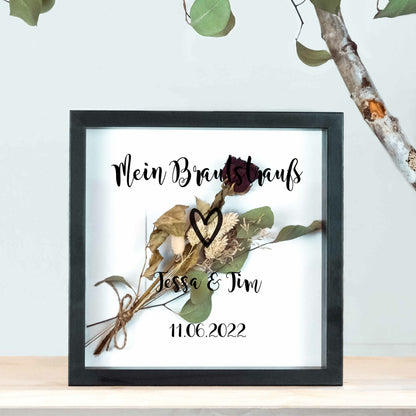 Kleiner schwarzer Brautstraußrahmen schlicht mit schwarzer Schrift und Trockenblumen