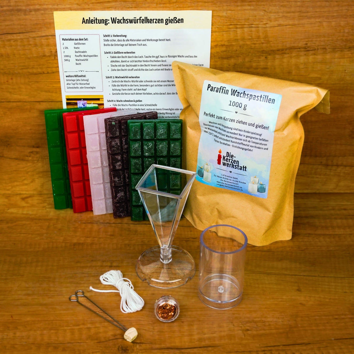 Kompletter Set-Inhalt: Anleitung, fünf Wachstafeln, 1 kg Paraffin-Wachspastillen, zwei Gießformen, Docht, Dochtnadeln, Knetmasse und Glitzer