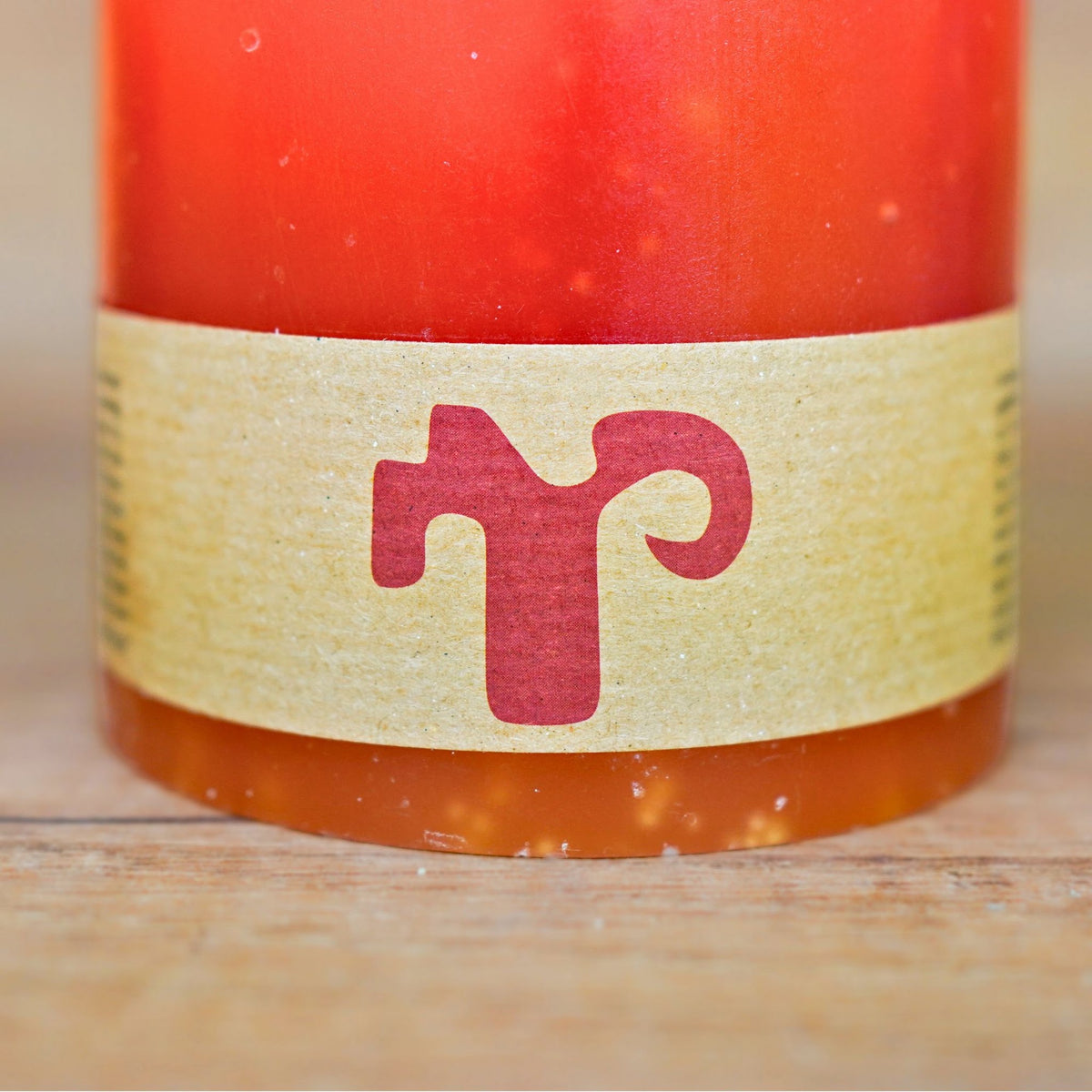 Banderole aus Kraftpapier am Fuß der handgefertigten Lotus Blütenkerze