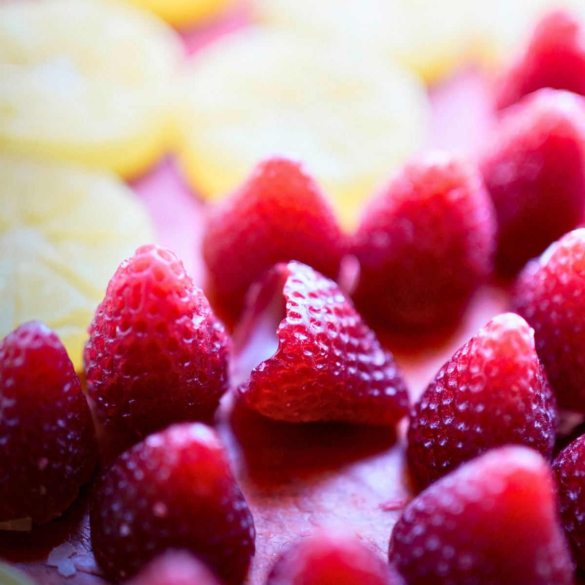 Nahaufnahme vieler gegossener Wachserdbeeren mit fein strukturierter Oberfläche